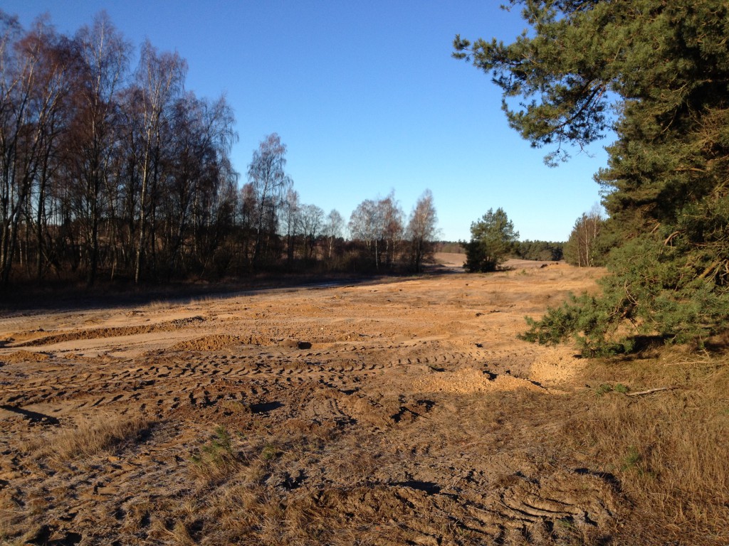 Sand grävs fram på Revingefältet under vintern 2016.